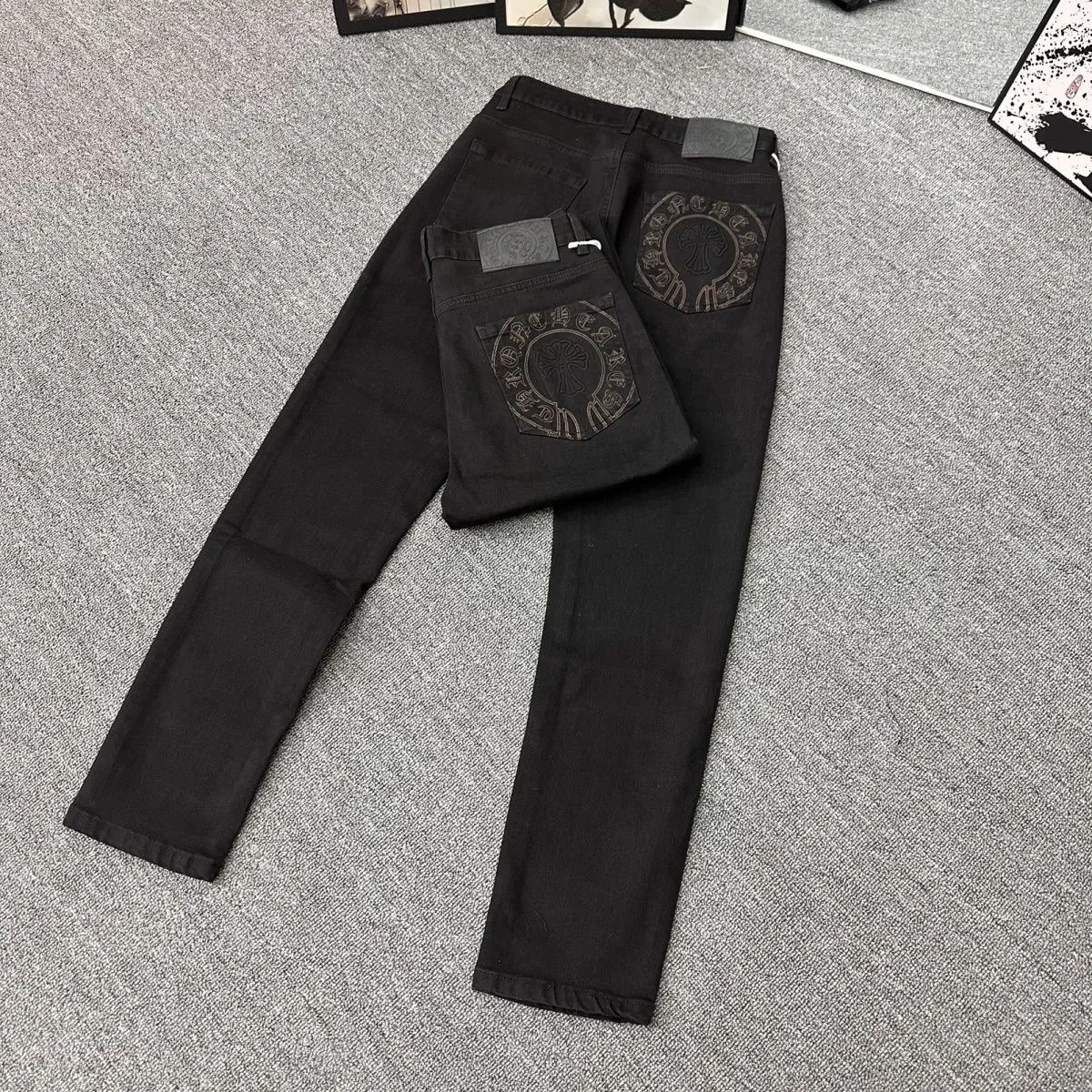 P176 Style No. Cc930 Chrome hearts Chrome hearts high street jeans Chrome hearts vibe style versatile jeans are the most popular high street style at the moment. Made of beaded canvas fabric, heavy washing makes the upper body of the fabric more textured. The pants are tall and straight! The three-dimensional cutting of the whole trousers is a masterpiece! The beaded canvas fabric is thick and soft after washing. It has good breathability. Customized small leather label. Unique design. The details are in place, simple and elegant, and the workmanship is exquisite. The entire trousers are neatly routed and the details are in place! It’s so cool. It’s a genderless trend that both men and women can easily control. Color: Picture color. Sizes M-XXL